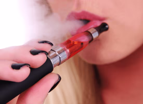 Cigarros eletrônicos aumentam o risco cardiovascular, além de desencadear asma brônquica